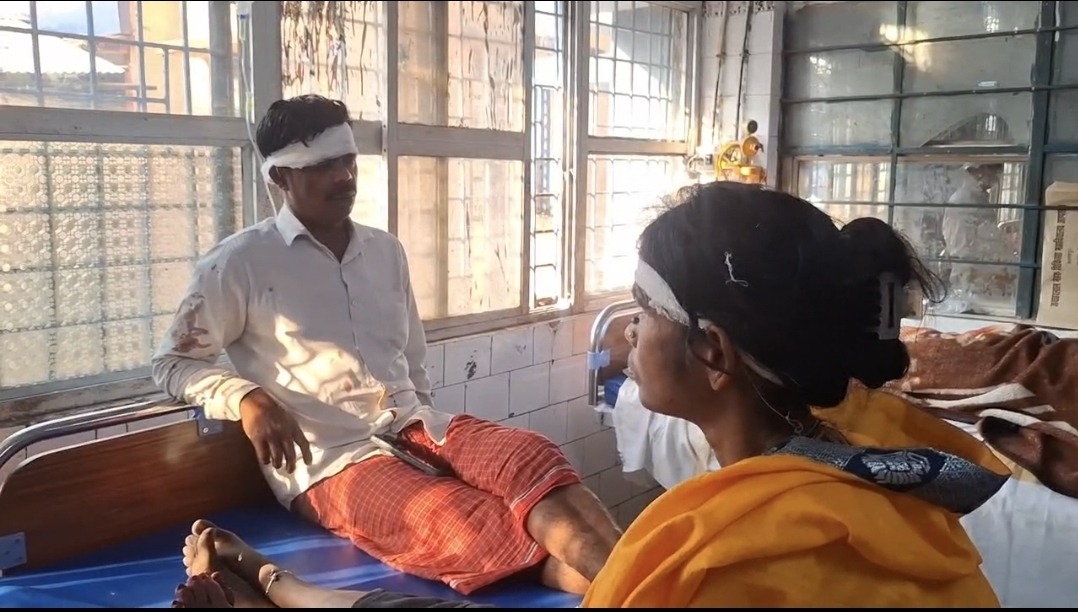 भागलपुर: 'उधार' नहीं दिया तो विकलांग बच्चे की दुकान पर तांडव; बीच-बचाव करने आए परिवार को दौड़ा-दौड़ा कर पीटा 1 भागलपुर: 'उधार' नहीं दिया तो विकलांग बच्चे की दुकान पर तांडव; बीच-बचाव करने आए परिवार को दौड़ा-दौड़ा कर पीटा