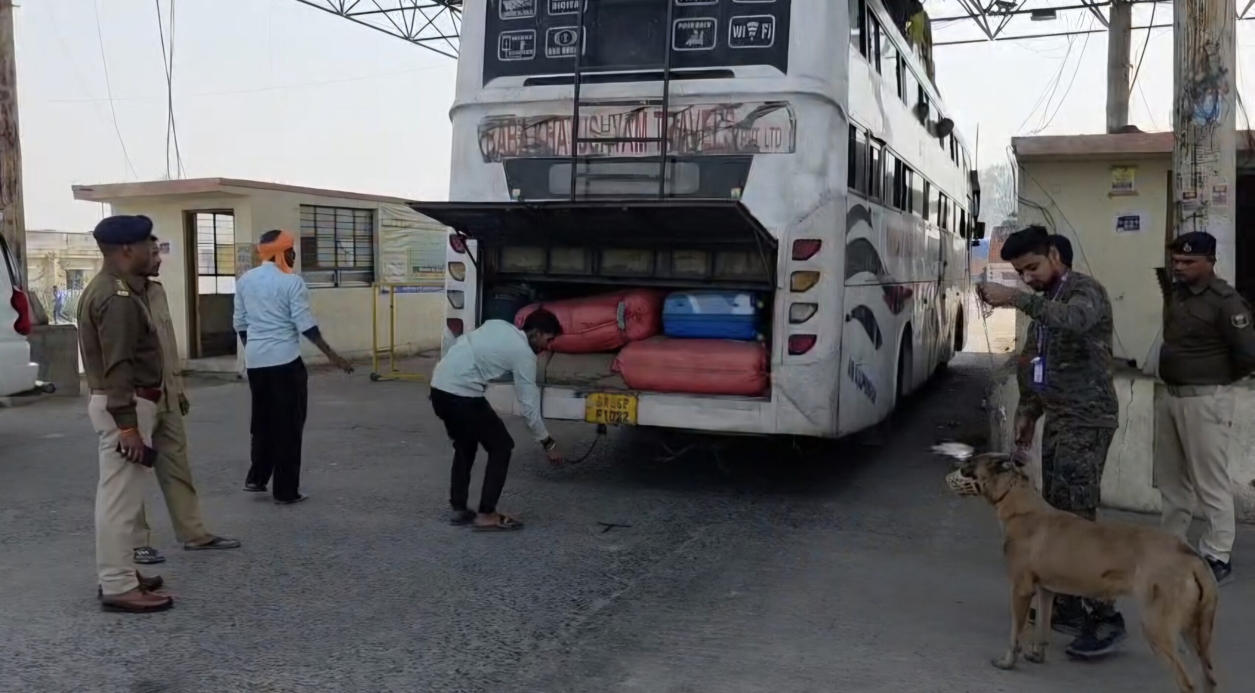 गोपालगंज में शराब तस्करों पर ‘आसमान’ से नजर और ‘जमीन’ पर डॉग स्क्वायड: 9600 लीटर शराब नष्ट; यूपी बॉर्डर पर 24 घंटे का पहरा