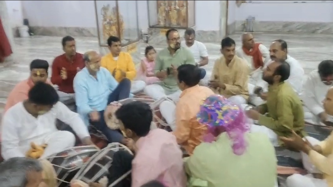 Bhagalpur Holi 2026: सुल्तानपुर के रघुचक में ‘जोगिरा’ की गूँज! ढोल-मंजीरे की थाप पर जमकर थिरके ग्रामीण; भाईचारे के रंगों में सराबोर हुआ अंग क्षेत्र