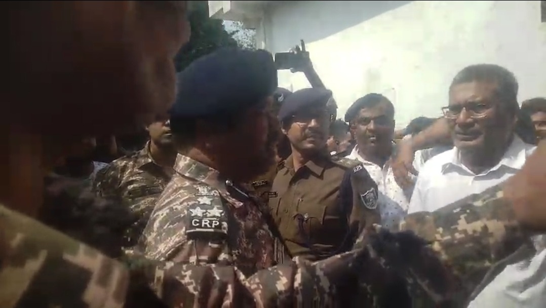 औन्टा में CRPF जवानों और ग्रामीणों के बीच भीषण भिड़ंत; पेट्रोल बम चले, घर में घुसकर पिटाई का आरोप; इलाके में तनाव