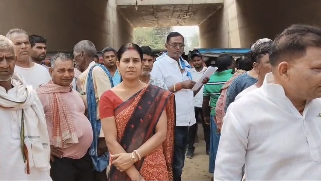 Bhagalpur-Munger Four-Lane: खड़िया पिपरा में ‘संग्राम’! डायवर्सन नहीं मिला तो ग्रामीणों ने किया चक्का जाम; DM के आश्वासन पर थमा गुस्सा