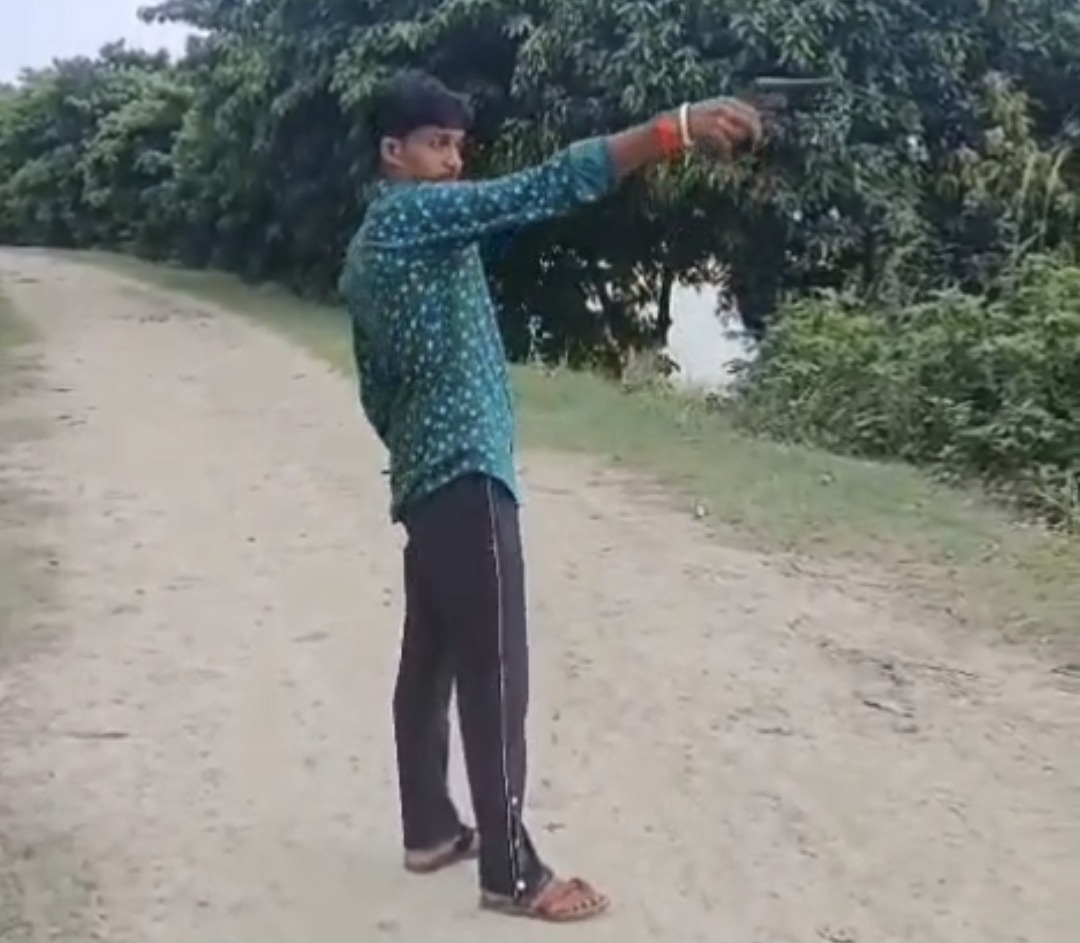 ​Bhagalpur Crime: हाथ में कट्टा, आंखों में खौफ नहीं! बिहपुर में ‘छोटूवा ठाकुर’ का फायरिंग वीडियो वायरल; सुशासन के दावों पर उठे सवाल