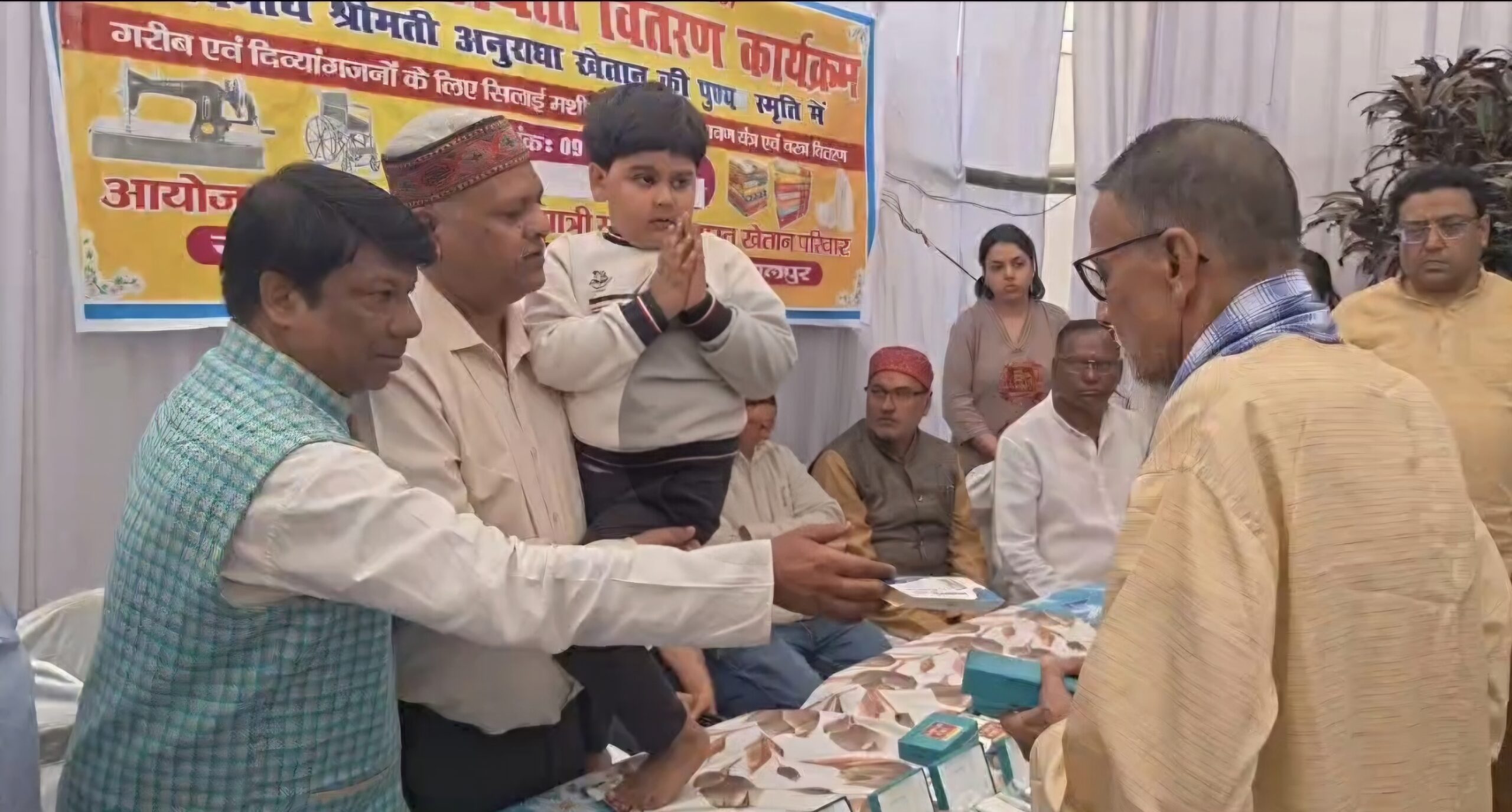 पीरपैंती में सेवा की सरिता! स्वर्गीय अनुराधा खेतान की याद में दिव्यांगों और गरीबों को मिला संबल; सिलाई मशीन और व्हीलचेयर का वितरण