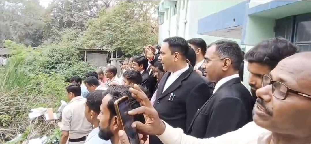 हाजीपुर कोर्ट परिसर में ‘फिल्मी’ ड्रामा: जेल जाने के खौफ में कैदी ने पहली मंजिल से तालाब में लगाई छलांग, गले पर कांच रख दी जान देने की धमकी