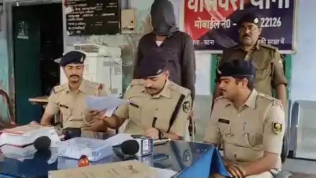 मोकामा में बड़ी आपराधिक साजिश नाकाम, कुख्यात बबलू यादव के घर छापेमारी; पिस्टल और 40 कारतूस बरामद, भाई गिरफ्तार