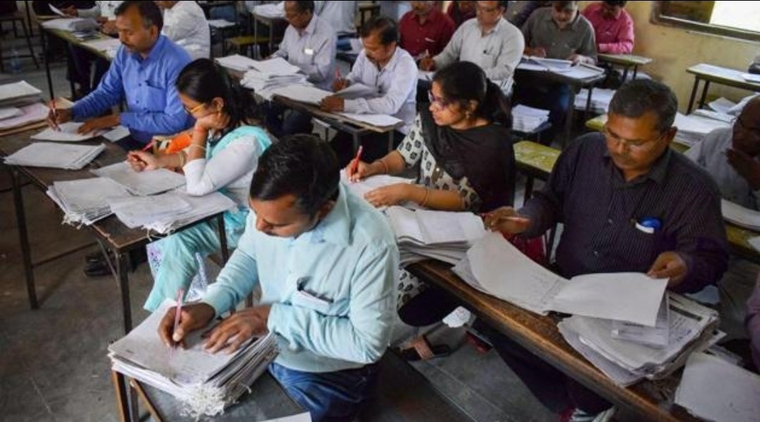 सरकारी आदेश की अनदेखी पड़ी भारी: भागलपुर के 45 शिक्षकों के वेतन में होगी कटौती, मूल्यांकन कार्य से रहे थे अनुपस्थित