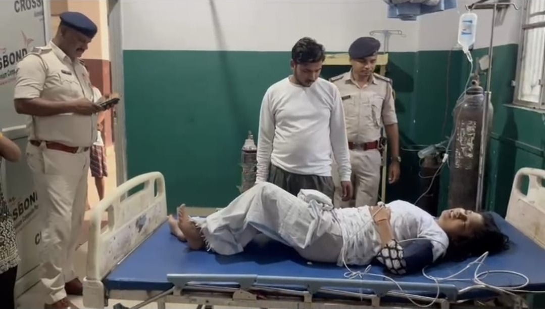 रील बनाने के दौरान ट्रेन से गंगा में गिरी युवती, नाविकों और कर्मियों की सूझबूझ से बची जान