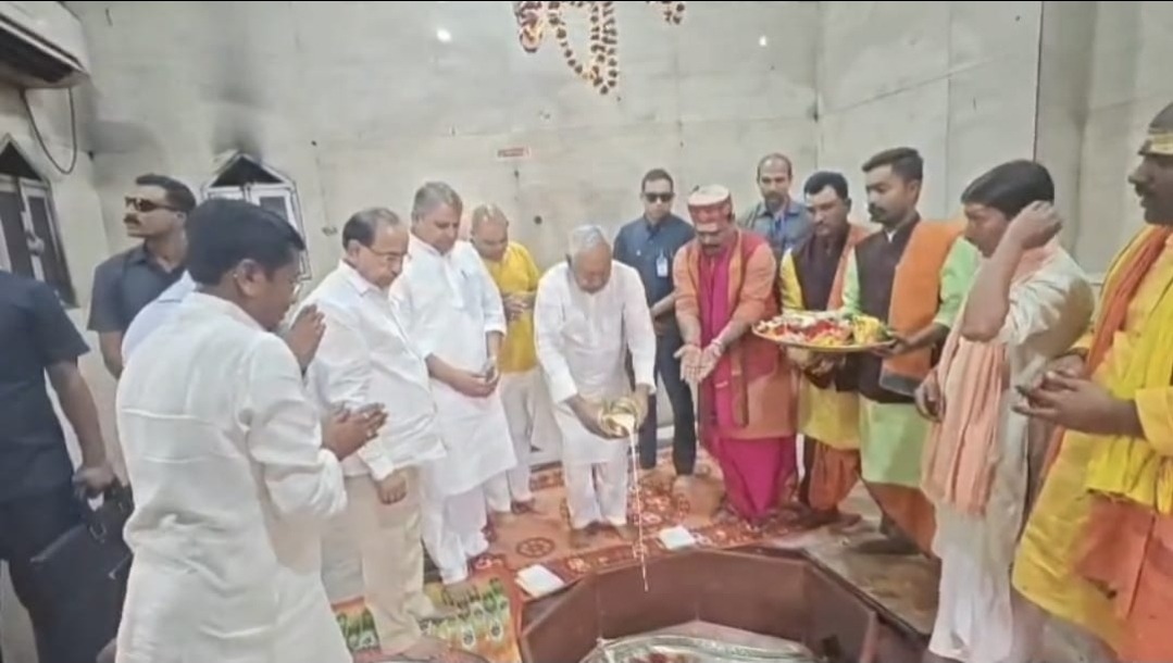 समृद्धि यात्रा के दौरान सिंहेश्वर मंदिर पहुंचे मुख्यमंत्री नीतीश कुमार, बाबा भोलेनाथ का किया जलाभिषेक