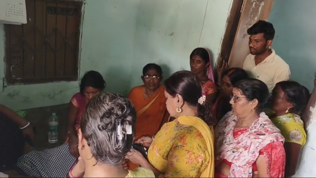 नालंदा में पढ़ाई के दौरान बच्चों पर गिरा छत का पलस्तर, 6 घायल; 77 हजार की ‘लीपा-पोती’ ने तोड़ा मासूम का पैर