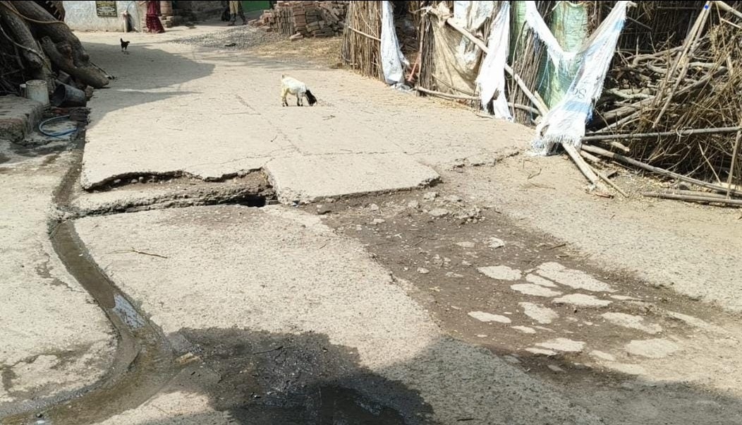 पीरपैंती में जर्जर सड़क से बढ़ी परेशानी: वार्ड 7 और 8 में टूटा नाला बना हादसों का कारण