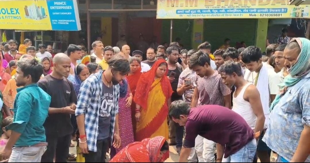 भागलपुर में दर्दनाक हादसा: तेज रफ्तार बालू लदे ट्रैक्टर की चपेट में आने से महिला की मौत, आक्रोशित लोगों ने सड़क जाम किया
