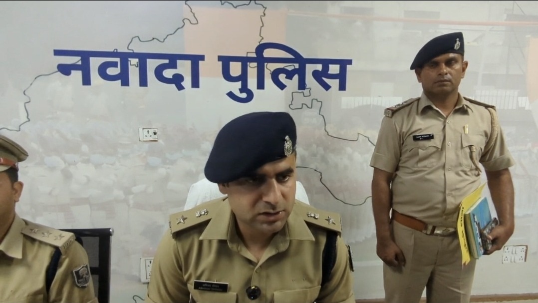 नवादा के जंगलों में पुलिस की ‘सर्जिकल स्ट्राइक’! AK-47 के साथ लेवी गिरोह का गुर्गा गिरफ्तार; मजदूरों का खाना तक छीन लेते थे ये अपराधी