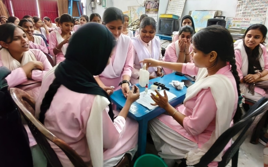 सफाली संस्थान में इंटर्नशिप के दूसरे दिन छात्राओं ने सीखा बीएमआई निकालने का तरीका, रक्तदान के महत्व पर भी दी गई जानकारी