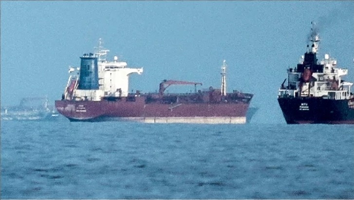 होर्मुज स्ट्रेट पार कर रहा भारत का LPG जहाज ‘शिवालिक’, सुरक्षा में तैनात भारतीय नौसेना के युद्धपोत