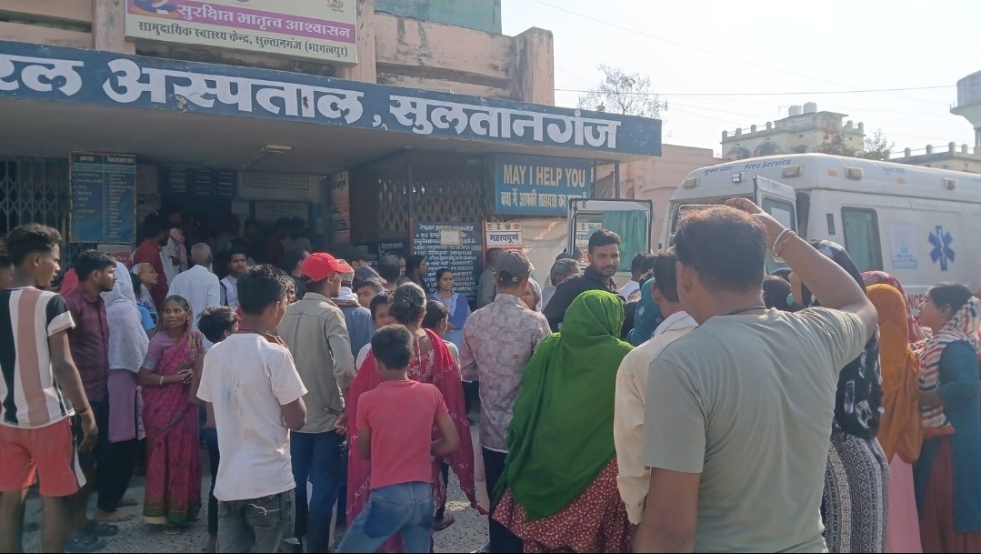 सुल्तानगंज में सड़क हादसा: एनएच-80 पर दो बाइक की आमने-सामने टक्कर, तीन घायल; दो को मायागंज रेफर