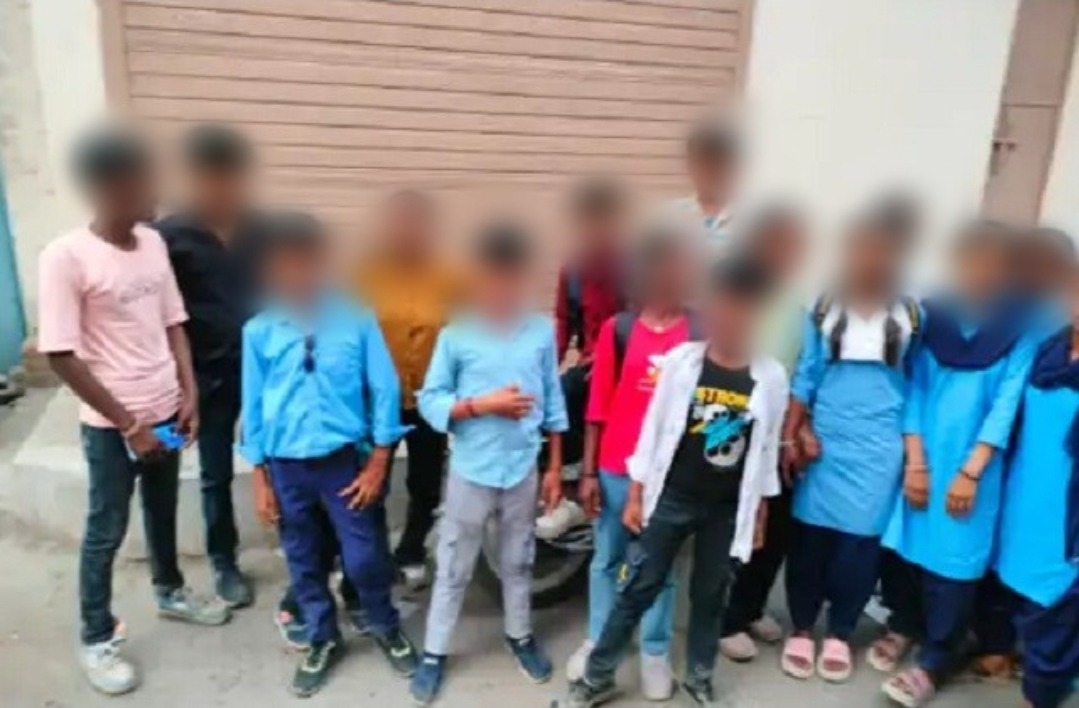 शिक्षकों की लापरवाही उजागर: परिभ्रमण पर ले गए छात्रों को रास्ते में छोड़ लौटे, पुलिस की मदद से पहुंचे गंतव्य तक