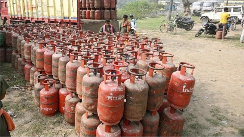 साइकिल दुकान की आड़ में गैस की कालाबाजारी का भंडाफोड़, 24 घरेलू सिलेंडर बरामद; दुकानदार गिरफ्तार