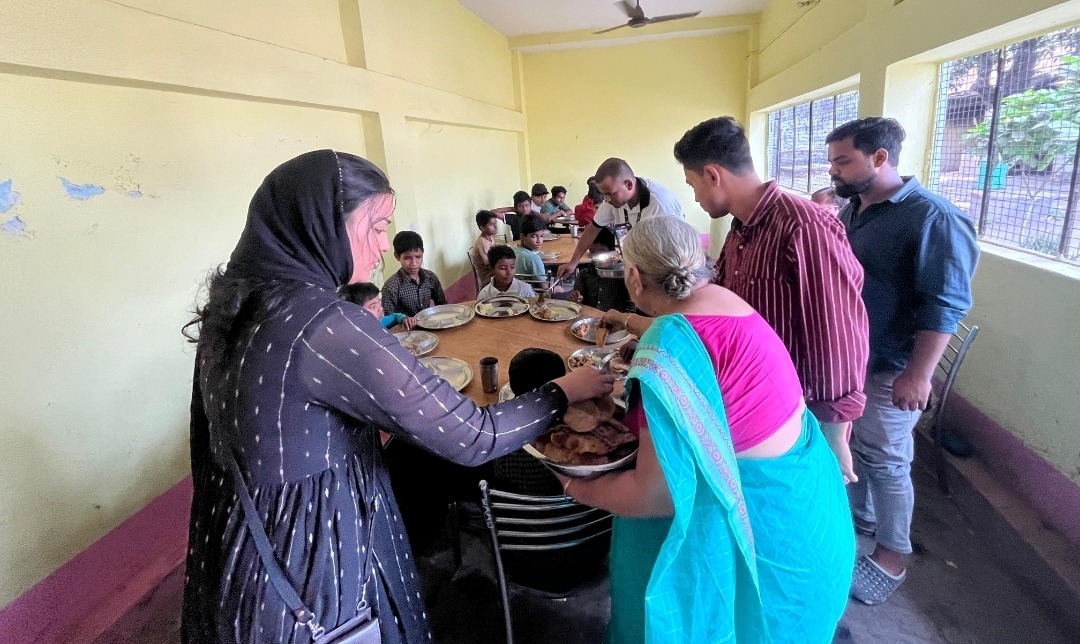 स्व. शंकर कुमार मिश्रा की पुण्यतिथि पर वी केयर की अनूठी पहल, अनाथालय के बच्चों के बीच कराया भोजन