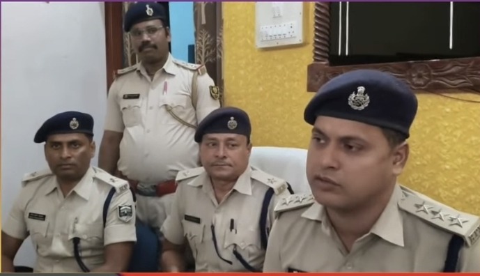 जमालपुर में ‘इश्क, शराब और मर्डर’ का सनसनीखेज खुलासा! महिला मैनेजर के प्यार में चपरासी ने गंवाई जान; 6 घंटे में पुलिस ने सुलझाई रंजीत हत्याकांड की गुत्थी