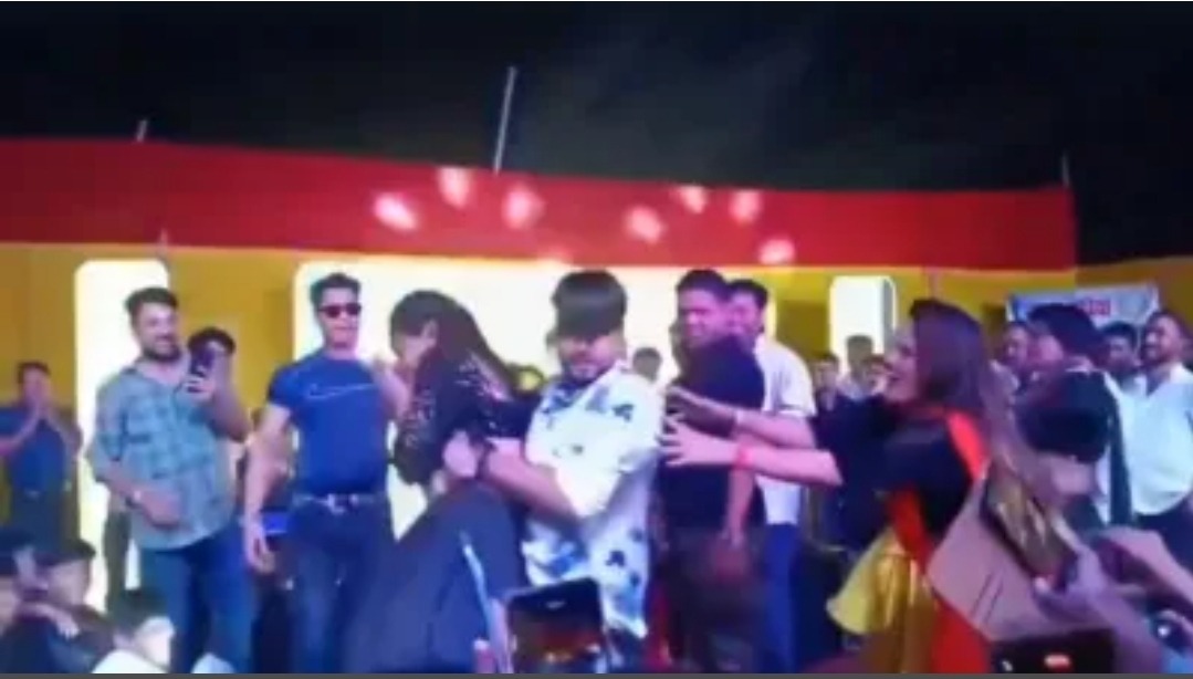मुजफ्फरपुर में स्टेज शो के दौरान महिला डांसर से बदसलूकी का वीडियो वायरल, गायक पर उठे सवाल; डांसर बोली—‘हंसी-मजाक में हुआ’