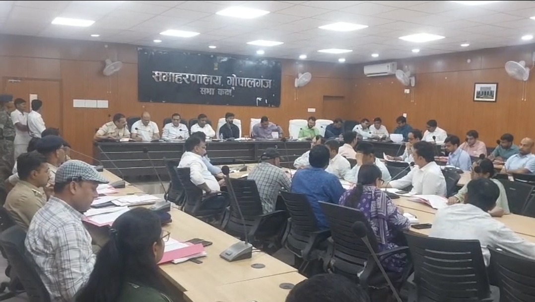 मां थावे के दरबार में सजेगी ‘सुरों की महफिल’! 28-29 मार्च को होगा भव्य थावे महोत्सव; DM पवन कुमार सिन्हा ने दिए तैयारी पूरी करने के निर्देश