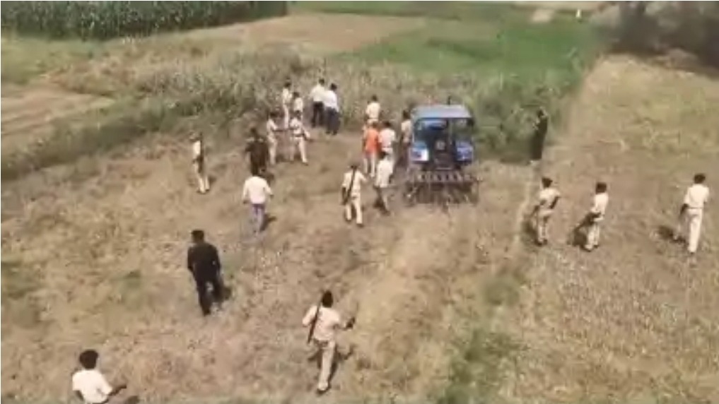 नालंदा में अवैध अफीम खेती पर बड़ी कार्रवाई: 10 कट्ठा में लगी फसल ट्रैक्टर से नष्ट, कई पर केस दर्ज