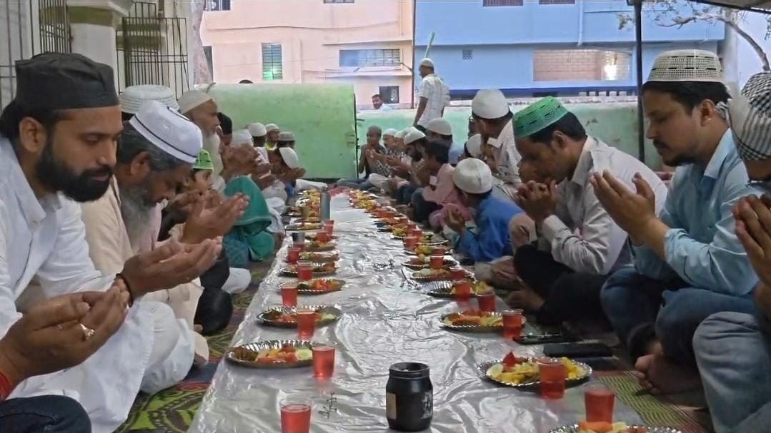 भागलपुर की शाही मस्जिद में 27वें रोज़े पर इफ्तार दावत: अमन-चैन और भाईचारे की दुआओं के साथ हुआ आयोजन