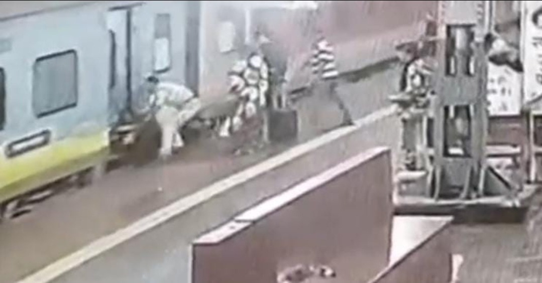 भागलपुर स्टेशन पर बड़ा हादसा टला: RPF जवान की सतर्कता से दिव्यांग यात्री की बची जान