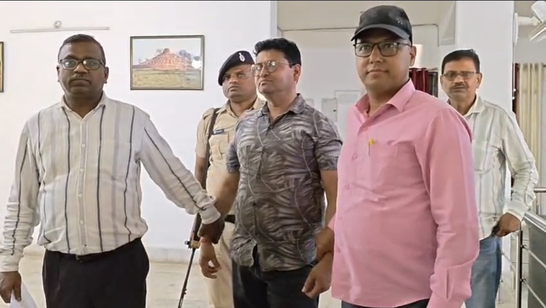 मोतिहारी में ‘भ्रष्टाचार’ का ऑपरेशन! रिटायरमेंट के पैसे के बदले मांग रहा था घूस; CHC का हेड क्लर्क 10 हजार लेते गिरफ्तार