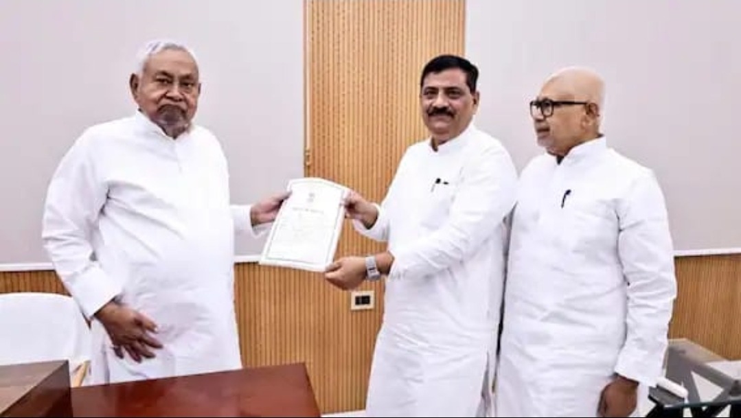 मुख्यमंत्री नीतीश कुमार को राज्यसभा चुनाव में जीत का प्रमाण पत्र, एनडीए का बिहार में क्लीन स्वीप