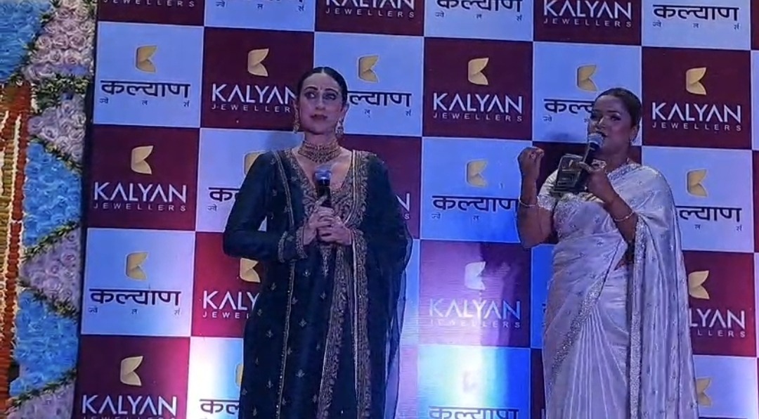 मुंगेर में ‘लोलो’ का जलवा! करिश्मा कपूर को देख बेकाबू हुई भीड़; ‘नमस्ते मुंगेर’ बोल जीता दिल, लगाए ठुमके