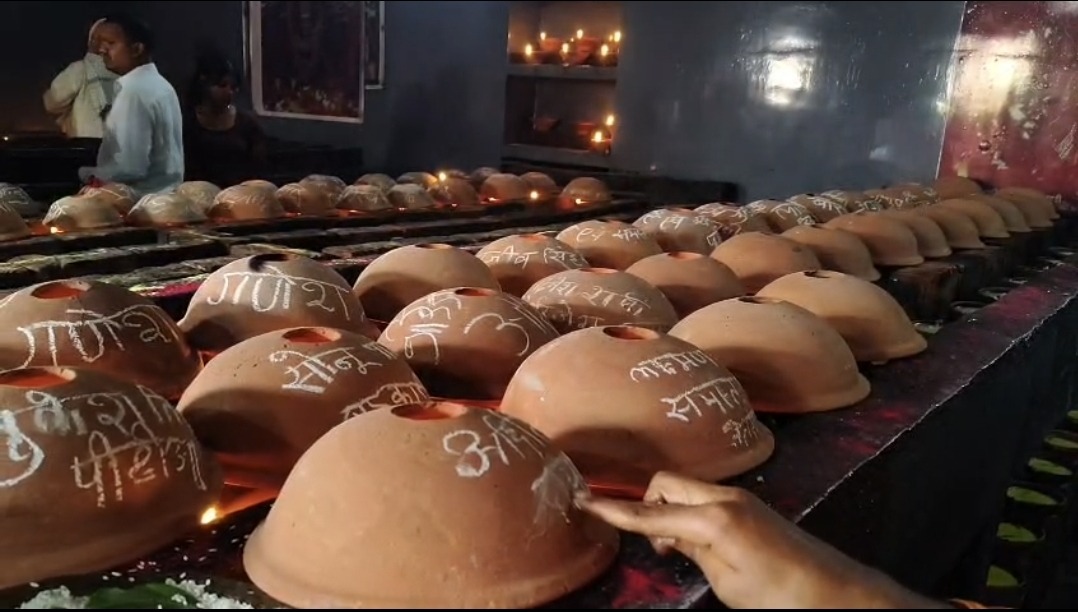 रोहतास में आस्था का महापर्व! माँ ताराचंडी के दरबार में ‘अखंड ज्योत’ का अद्भुत संगम; हजारों दीयों की रोशनी से जगमगाई कैमूर की पहाड़ियां