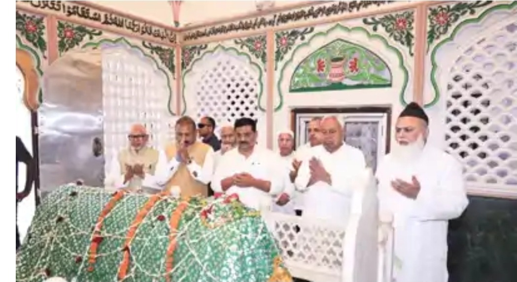 ईद पर मुख्यमंत्री नीतीश कुमार का सद्भाव संदेश: पटना के खानकाहों में सजदा, लोगों को दी मुबारकबाद