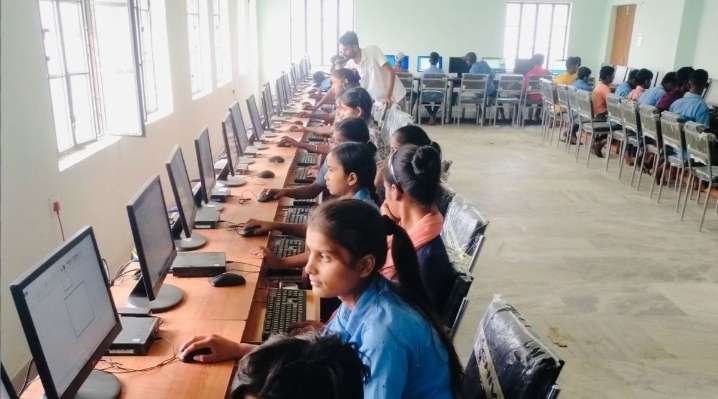 बिहार के सरकारी स्कूलों में बड़ा बदलाव: अप्रैल 2026 से कंप्यूटर शिक्षा अनिवार्य, परीक्षाएं भी होंगी आयोजित