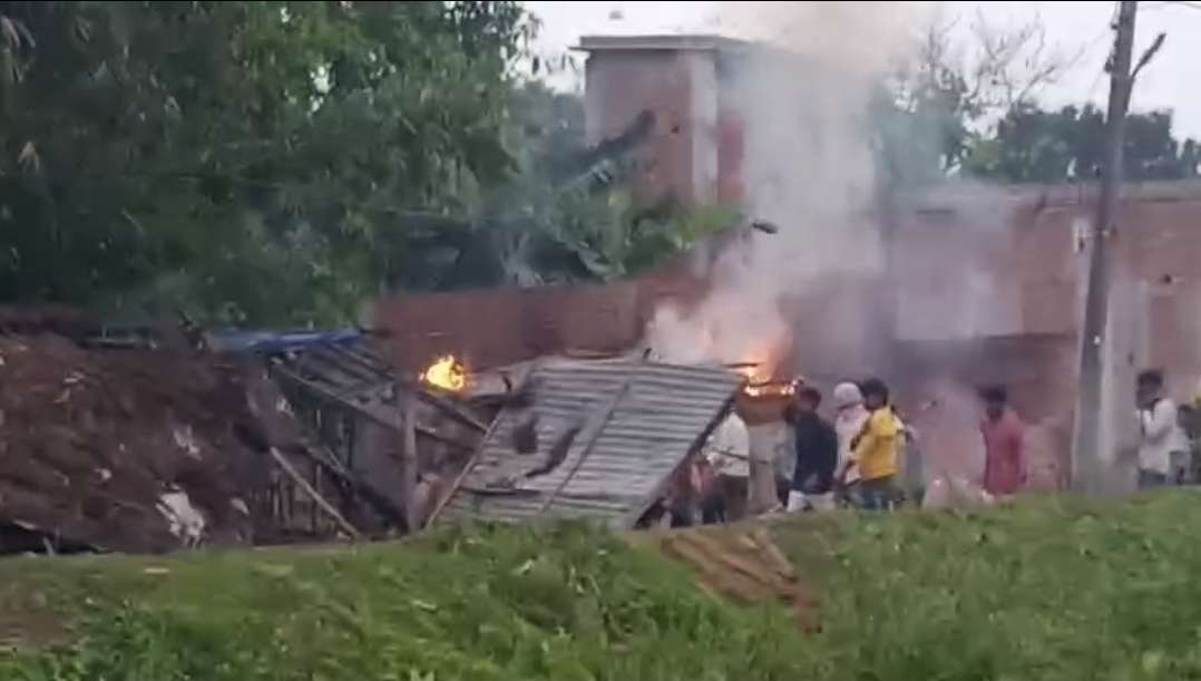 वैशाली के लोदीपुर में ‘खूनी’ बवाल! जमीन विवाद में पत्थरबाजी, लूट और आगजनी; फर्नीचर दुकान फूँकी, वायरल वीडियो ने खोली कानून-व्यवस्था की पोल