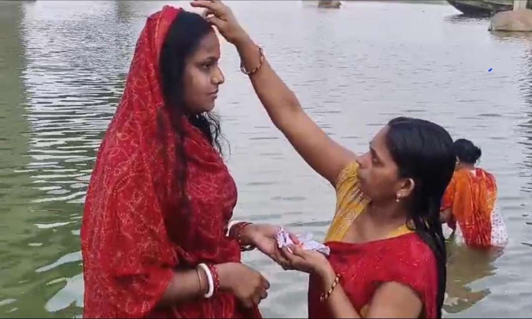 चैती छठ के खरना पर बरारी सीढ़ी घाट पर उमड़ी आस्था की भीड़, भक्तिमय हुआ भागलपुर