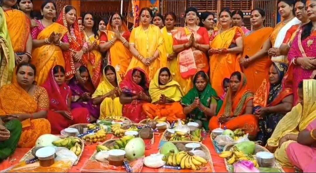 छठ महापर्व पर ‘मां आनंदी संस्था’ की अनोखी पहल, व्रतियों के बीच पूजन सामग्री का वितरण