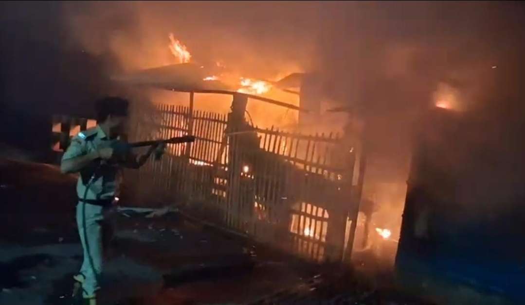 भागलपुर में किराना दुकान में भीषण आग, लाखों का नुकसान; शॉर्ट सर्किट या साजिश—जांच शुरू