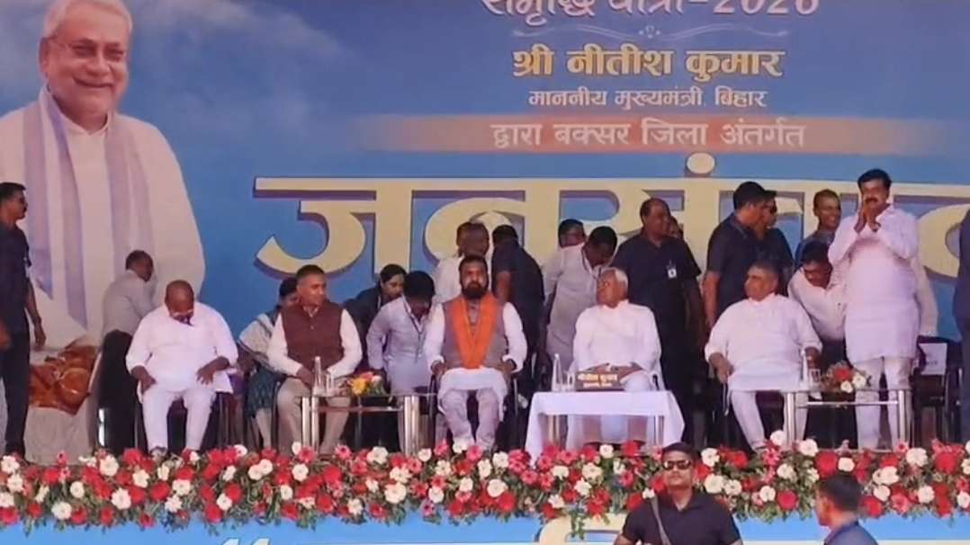 बक्सर के किला मैदान में ‘समृद्धि’ का शंखनाद! मुख्यमंत्री का भव्य स्वागत; सुरक्षा के अभेद्य घेरे में जनसंवाद कार्यक्रम शुरू, उमड़ा जनसैलाब