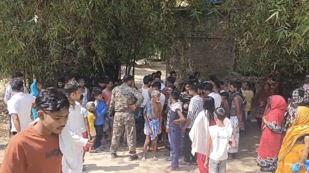 कटिहार में ‘बैंक’ कर्मियों का महिलाओं ने किया घेराव! बीमा के नाम पर ‘खेल’ का आरोप; पति की मौत के बाद नहीं मिला लाभ, पुलिस ने घंटों बाद छुड़ाया