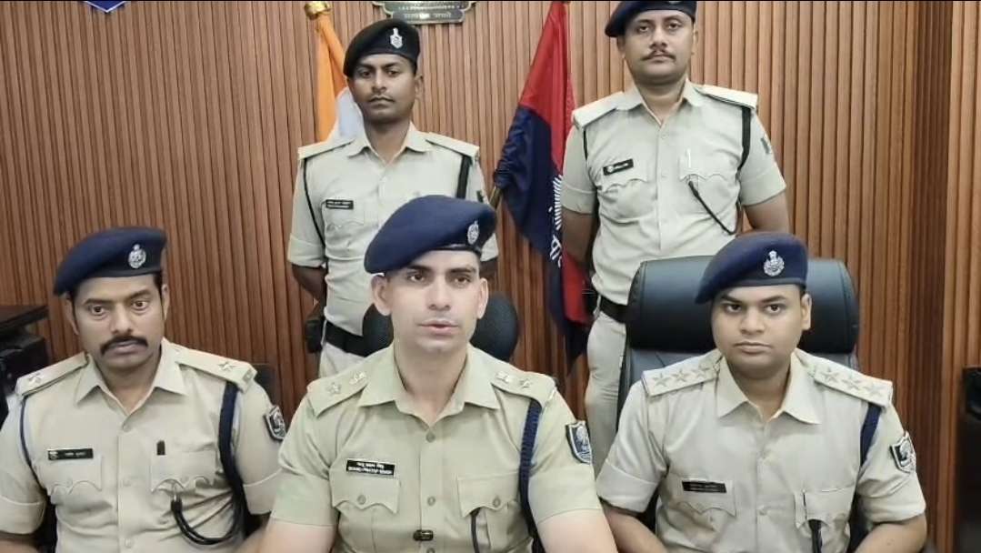 पटना के नौबतपुर में पैक्स अध्यक्ष के घर से राइफल, कट्टे और 89 हजार कैश के साथ दो गिरफ्तार 1 पटना के नौबतपुर में पैक्स अध्यक्ष के घर से राइफल, कट्टे और 89 हजार कैश के साथ दो गिरफ्तार