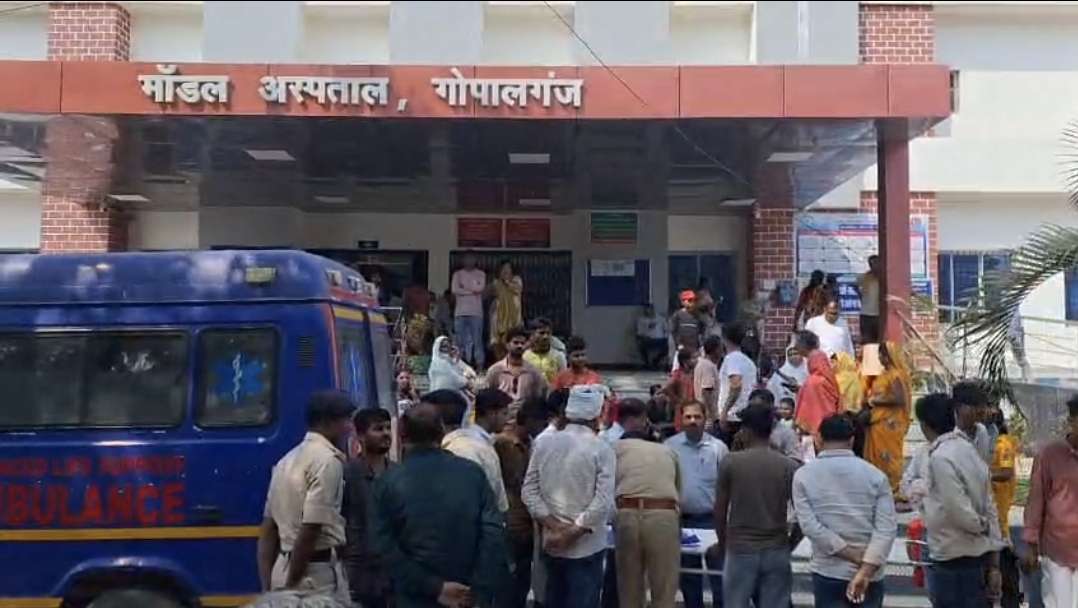 बेकाबू ट्रक ने गोपालगंज में गश्ती पुलिस की जीप को मारी भीषण टक्कर; तीन जवान घायल