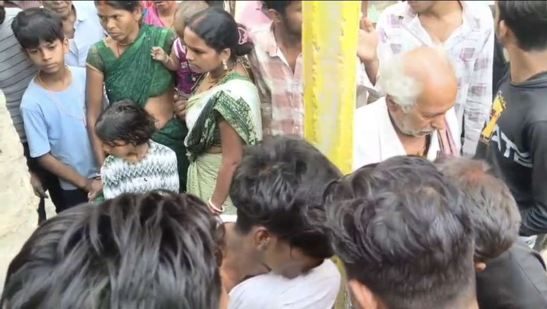 शेखपुरा में प्रेमिका से मिलने आए ई-रिक्शा चालक को खंभे से बांधा, बेरहमी से पिटाई का वीडियो वायरल