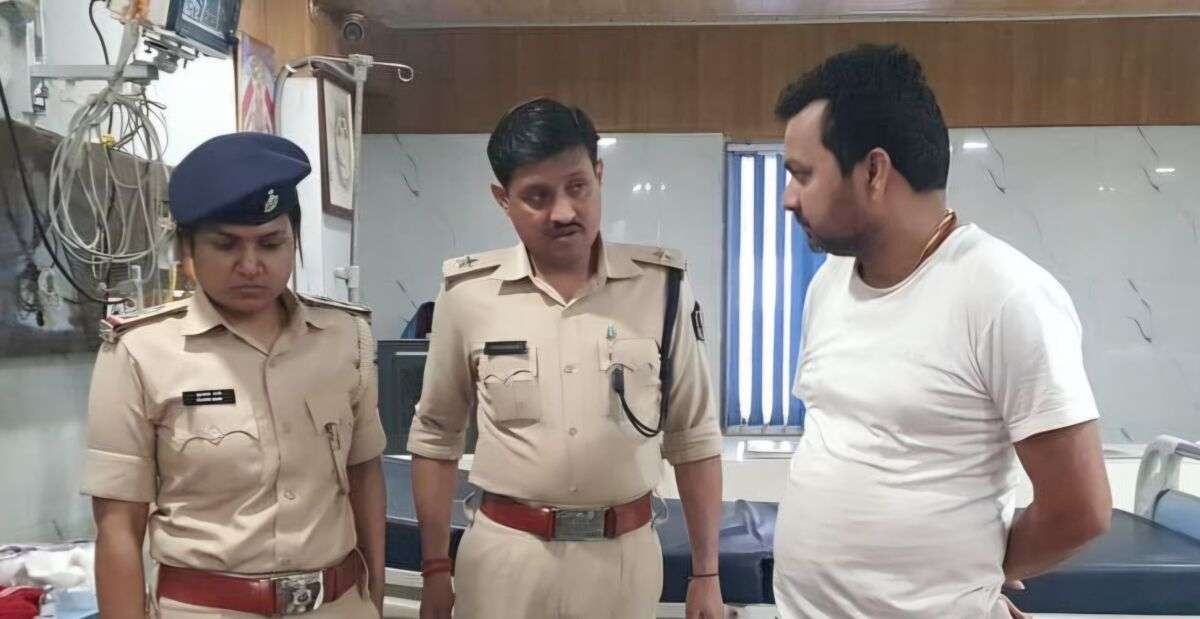 सहरसा: पिता की 'सनक' और अवैध तमंचे ने उजाड़ी मासूम की दुनिया! मधेपुरा की सीमा पर स्थित मधुरा गांव में खौफनाक वारदात; खेल-खेल में चली गोली, 4 साल की संजना को पिता ने ही किया लहूलुहान 1 सहरसा: पिता की 'सनक' और अवैध तमंचे ने उजाड़ी मासूम की दुनिया! मधेपुरा की सीमा पर स्थित मधुरा गांव में खौफनाक वारदात; खेल-खेल में चली गोली, 4 साल की संजना को पिता ने ही किया लहूलुहान