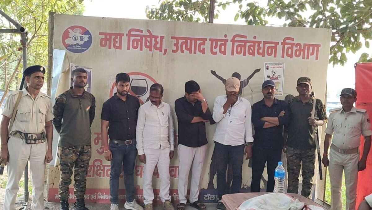 इंडो-नेपाल बॉर्डर पर 'गुरुजी' की साख पर लगा दाग! शराब के नशे में धुत 5 शिक्षक गिरफ्तार; सुपौल DM ने दिए निलंबन के कड़े आदेश 1 इंडो-नेपाल बॉर्डर पर 'गुरुजी' की साख पर लगा दाग! शराब के नशे में धुत 5 शिक्षक गिरफ्तार; सुपौल DM ने दिए निलंबन के कड़े आदेश