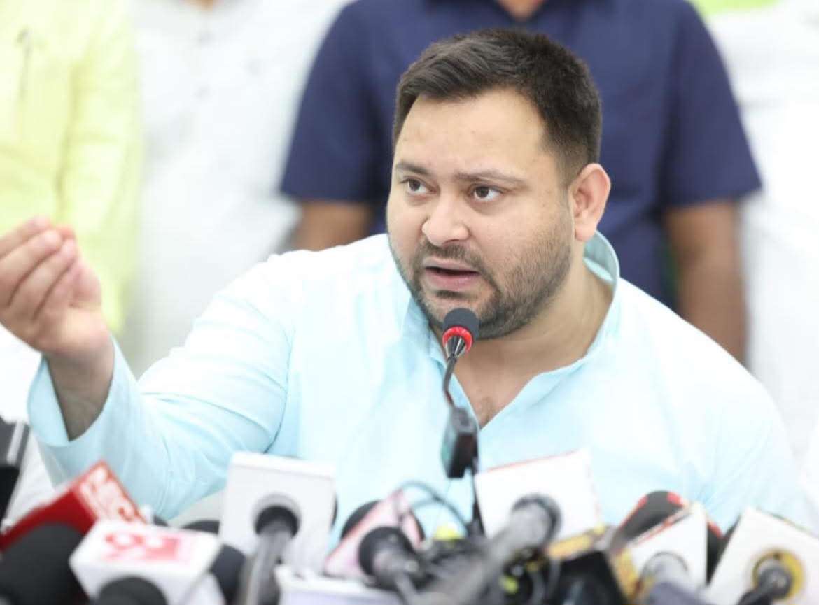 तेजस्वी यादव का केंद्र और बिहार सरकार पर दोहरा प्रहार! “फ्लॉप विदेश नीति से महंगी हुई गैस-पेट्रोल, मुजफ्फरपुर में थानेदार ने की हत्या”; राजद ने दी ‘सड़क से सदन’ तक महा-आंदोलन की चेतावनी