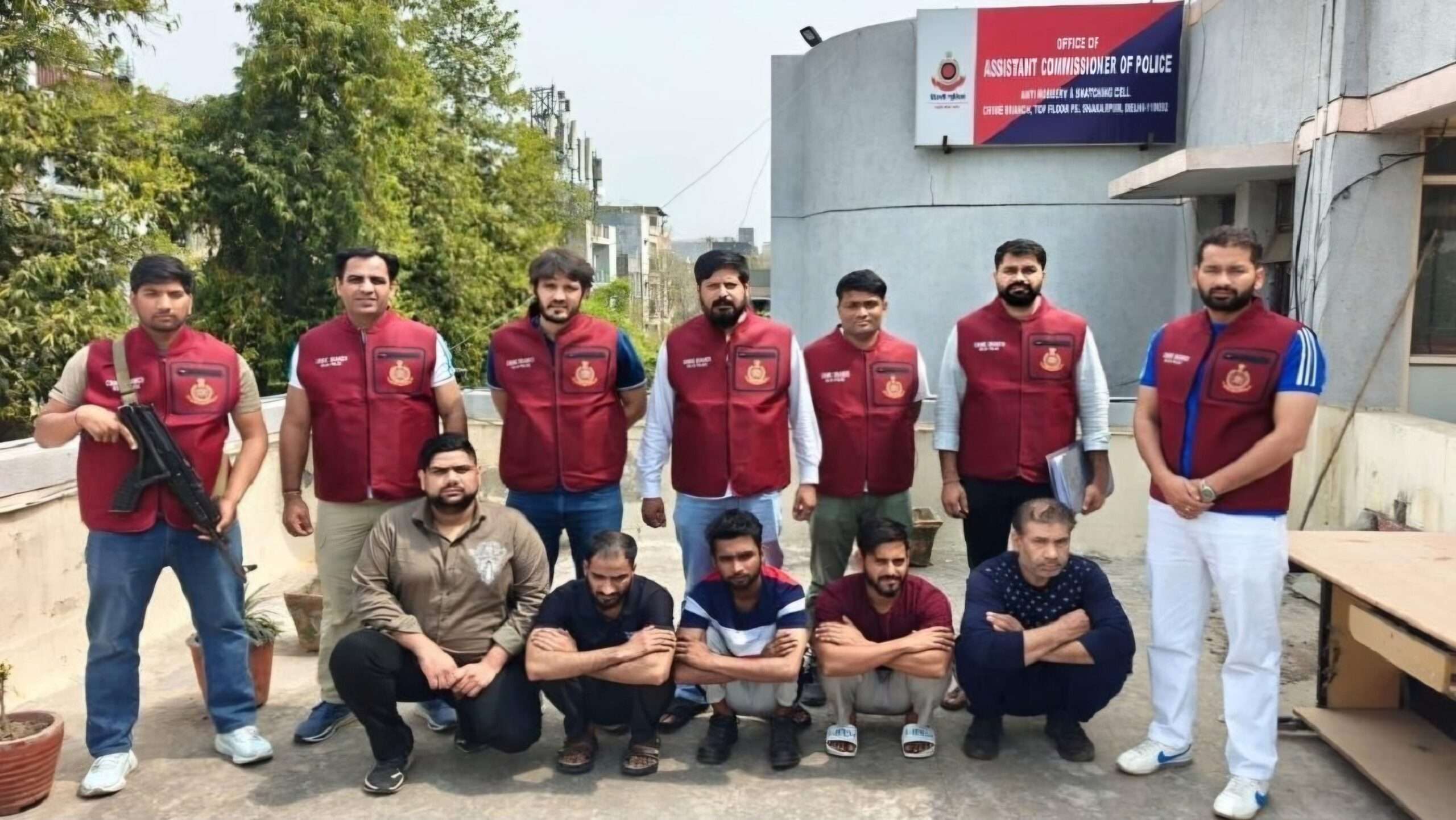 नेपाल के रास्ते भारत आ रही थी ‘पाकिस्तानी’ हथियारों की खेप! दिल्ली पुलिस ने 10 तस्करों को दबोचा; सबमशीन गन और घातक विदेशी पिस्तौलें बरामद