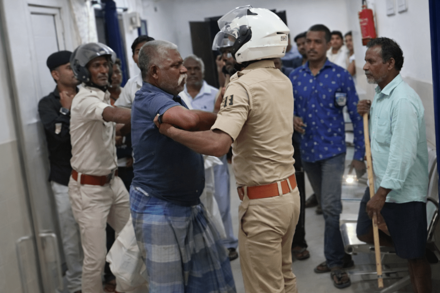 सुपौल में अस्पताल बना रणभूमि: शादी के कार्ड और पुरानी रंजिश में दो गुट भिड़े, पुलिस के सामने हुई मारपीट