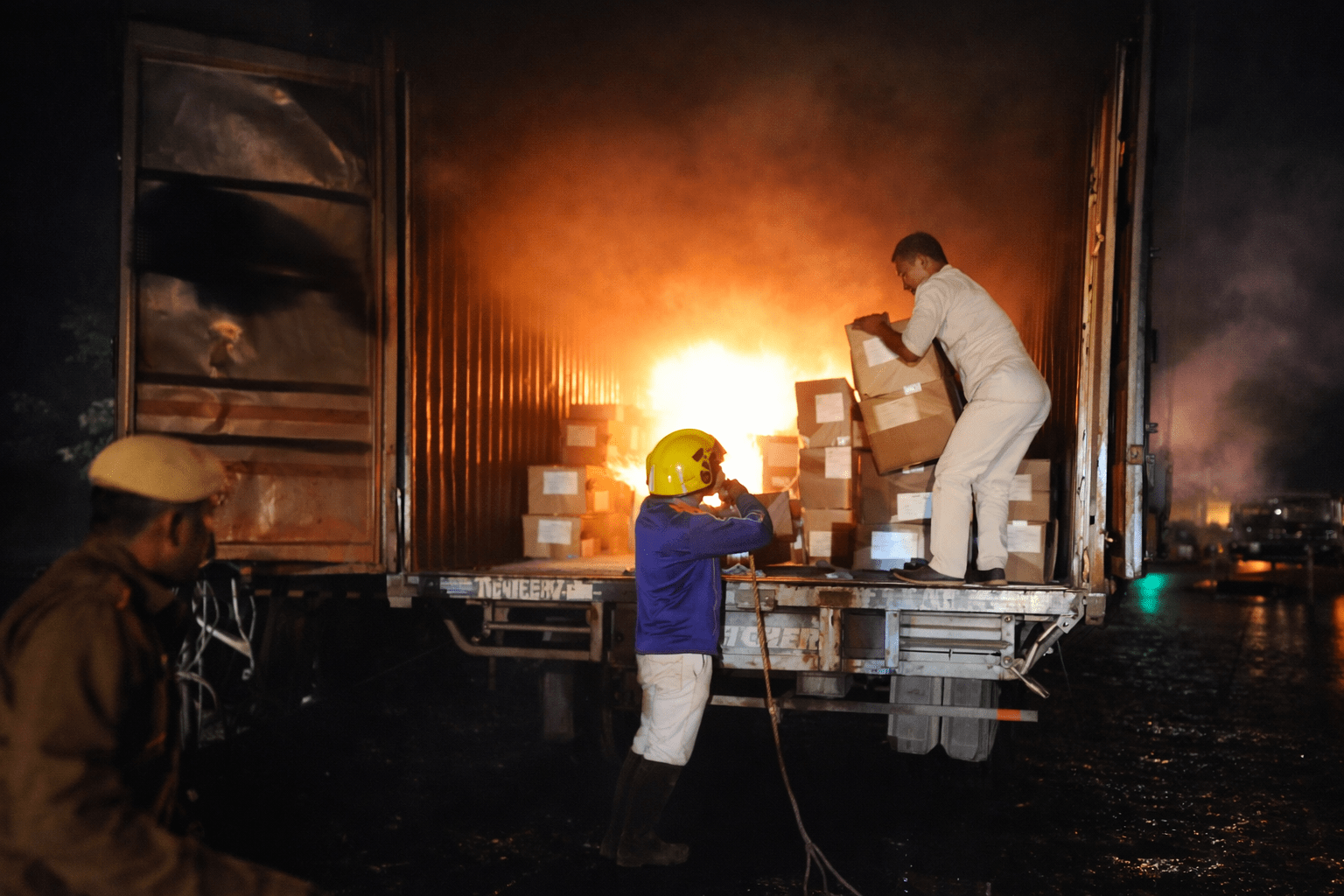 मोतिहारी में ‘अग्निकांड’! नेशनल हाईवे पर धूं-धूं कर जला AC लदा कंटेनर; पुलिस ने जान पर खेलकर बचाई करोड़ों की खेप