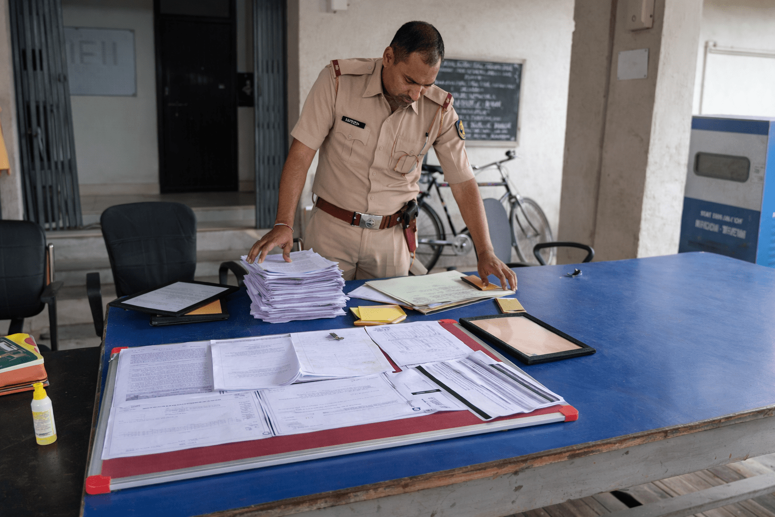 राघोपुर में ‘50 हजार लोन’ का झांसा: सैकड़ों महिलाओं से लाखों की ठगी, फर्जी कंपनी का ऑफिस सील